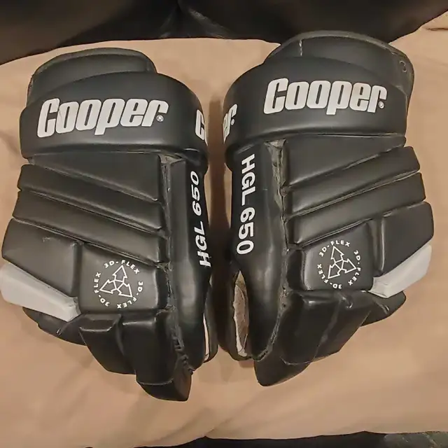 14" Sr. Cooper Hockey Gloves  in Hockey in Barrie - Image 2