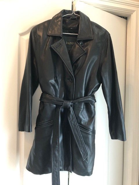 Beautiful Women's Leather and Suede Coat/Leather Jacket in Women's - Tops & Outerwear in St. Albert - Image 2