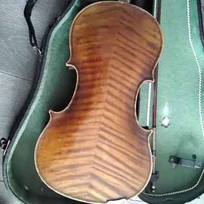 SELLING A VINTAGE GERMAN RARE VIOLIN HAND MADE AND CRAFTED PROOFFESIONAL INGRAVED IN THE BACK OF THE...