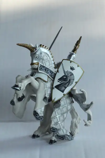 FIGURINES EN EXCELLENTE CONDITION. DANS UN CURIO DEPUIS PLUSIEURS ANNÉES. $9..00 POUR LES 2.