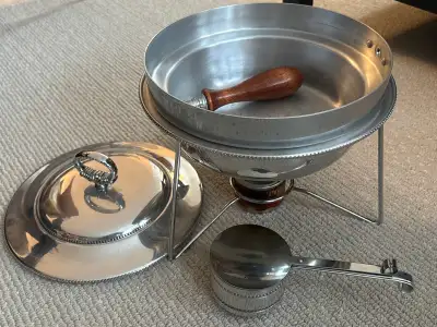 Add a touch of vintage charm to your dining experience with this used chafing dish, perfect for keep...