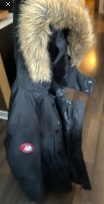 Découvrez ce manteau Canada Weather Gear "Super Triple Goose" noir, une option idéale pour affronter...