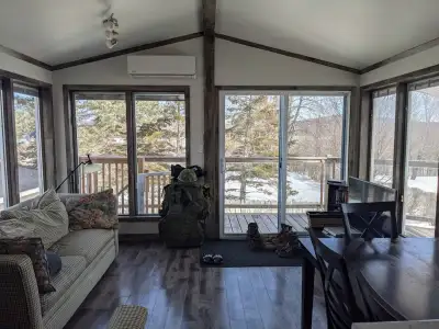 Immense 3 1/2 + espace bureau modulable situé au deuxieme etage d un duplex au lac st charles offran...