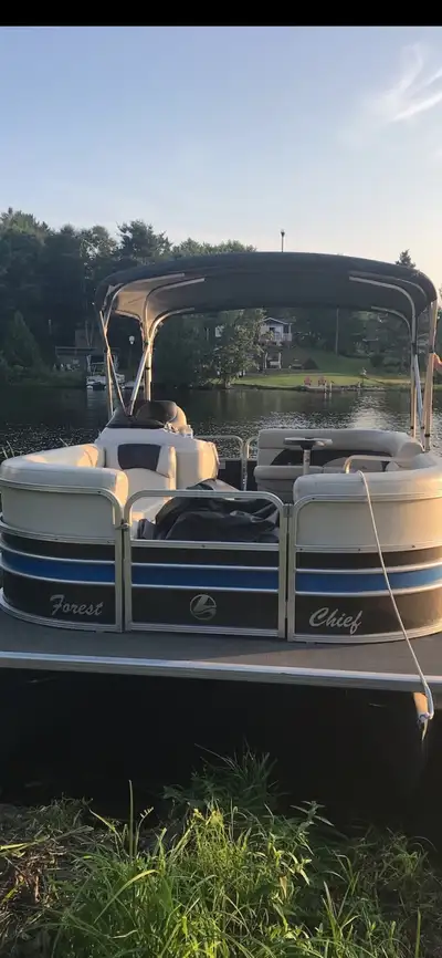 2017 Legend boat 21 foot pontoon boat (6.48 meters) 40 hp. Mercury Command Thrust FourStroke engine...