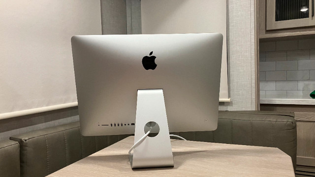 Apple iMac 2018 - MK142LL/A 21.5-Inch 1TB Desktop in Desktop Computers in Mission - Image 2