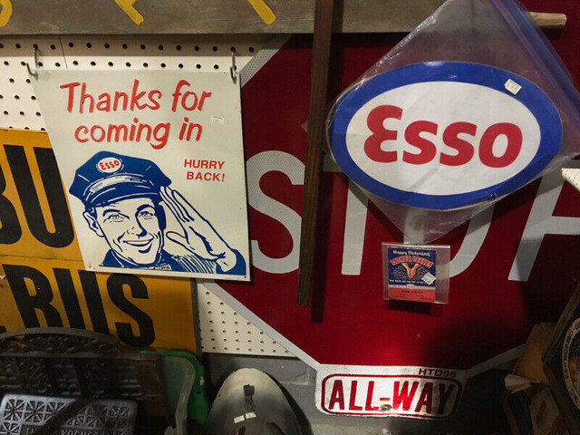 VINTAGE ESSO OIL-  2 CAPS / CANS / DECAL / PAROWAX in Arts & Collectibles in Mississauga / Peel Region - Image 3