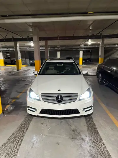Mercedes-benz C300 4 matic 2013. Fonctionne super bien aucun problème. Entretien/ remplacement au mo...