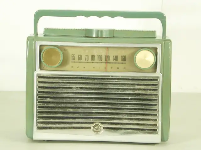 Radio Antique Rca Victor Portatif Modele P132 Globe Trotter Vert in Arts & Collectibles in Laurentides - Image 7