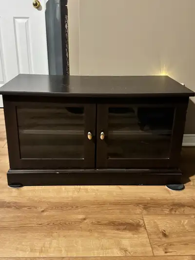 Tv stand , good condition, had storage cabinet and fits 40 inch tv .