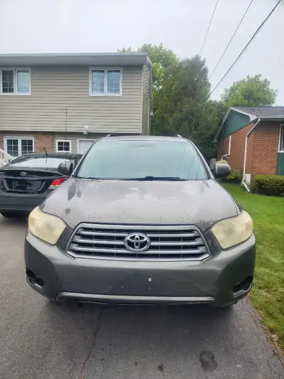 Well maintained SUV, drives smoothly no issues. No rust and the car is in perfect condition. MVI til...
