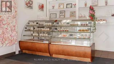 LIGHTLY USED / RETAILS AT 10K EACH The Igloo JA130WW open patisserie counter is a one of a kind disp...