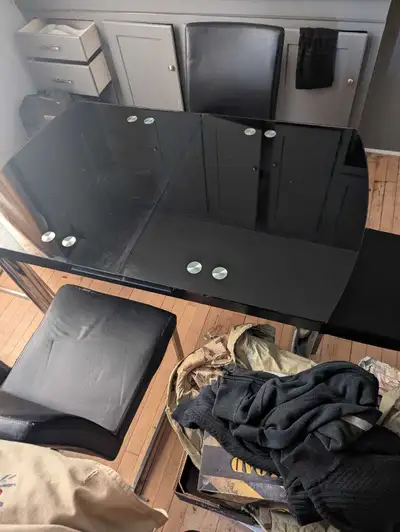 Table en vitre noir de 47" par 30" rallonge integre pour faire 57" par 30". 4 chaise incluses