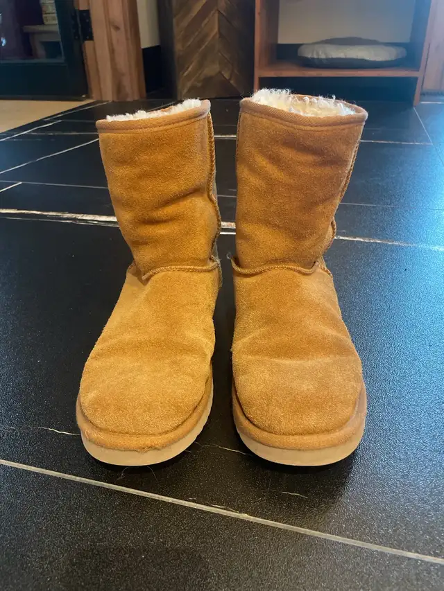 UGGS Classic Boot - Chestnut in Women's - Shoes in Mississauga / Peel Region - Image 4