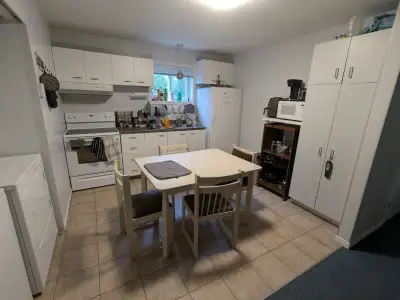 Chambre pour étudiant-e dans un sous-sol de maison. Les espaces communs sont partagés avec 3 autres...