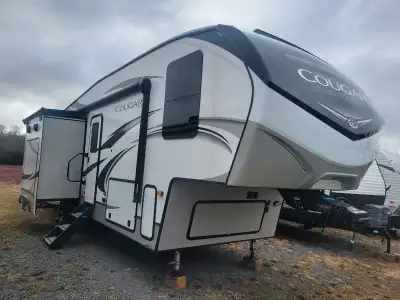 WOW HUGE PRICE DROP!! OWNER WANTS IT GONE $39,995. WAS $49995. Gorgeous One owner lite weight half t...