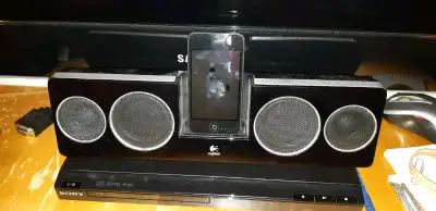 Dock station Logitech rechargeable idéal pour apporter. , View more