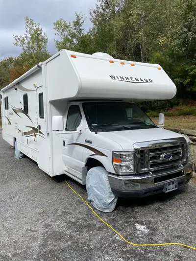2015 Winnebago 31k 424429 km’s Full slide with U dinette/ couch Bedroom with full door/ queen bed. S...