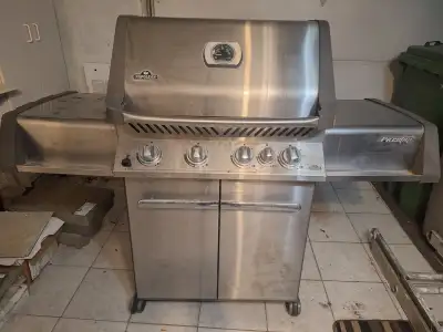 BBQ au propane avec housse et accessoires.