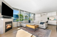 Modern Penthouse w/A/C & Large Great Deck (South Granville)