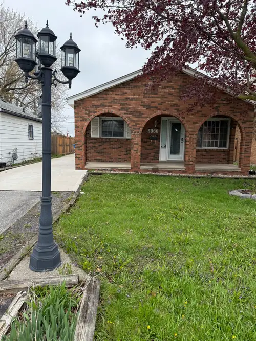 House for Rental 3960 byng road 2 mins to Homedepot. 2 mins to dollar store. 3 mins to Costco. 3 min...