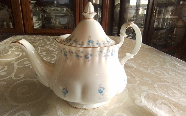 FINE BONE CHINA TEAPOT - MEMORY LANE, ROYAL ALBERT -LID REPAIRED in Arts & Collectibles in City of Toronto - Image 2