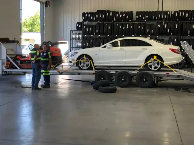 Selling 28' 5th wheel flat bed beavertail trailer c/w 9ton winch in Cargo & Utility Trailers in Hamilton - Image 2