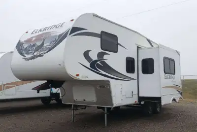 Selling my 2013 Heartland Elkridge Express E22 5th wheel trailer. Trailer is in immaculate condition...