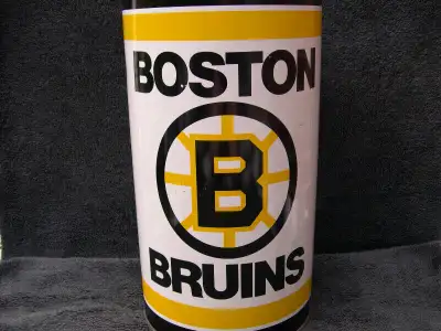Poubelle métallique à l'effigie des Bruins de Boston de la LNH. Hauteur : 19'' - diamêtre: 10.5''