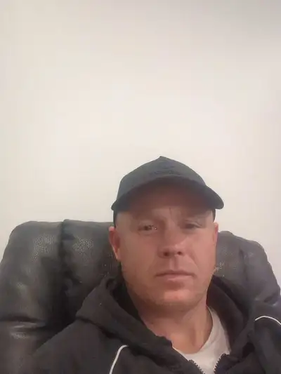 Hi my name is Shaun I work full time at stone Crete , Building swimming pools. I am 40 no kids no an...