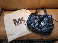 Beautiful authentic Michael Kors black patent purse / Magnifique