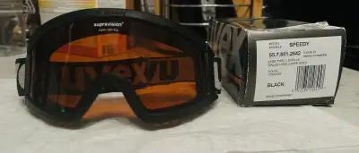 Uvex Speedy snow goggles, designed with a super anti-fog supravision lens to keep your vision clear...