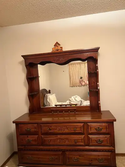Solid pine 3 piece Queen bedroom set in excellent conditions, View more