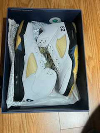 Selling a pair of Jordan 5 A MA MANIÉRE DAWN Size13
