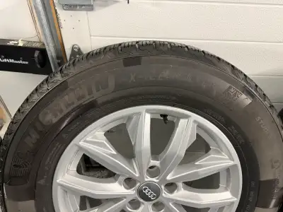 Audi genuine mags avec pneus d’hiver 17” Michelin X-Ice Snow Très bonne condition, roues en alliage...