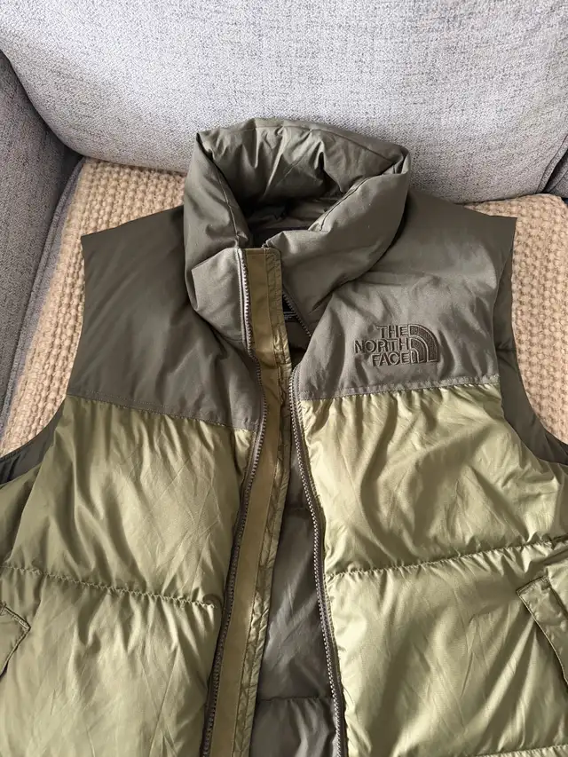 North Face Vest  in Men's in Oakville / Halton Region - Image 2