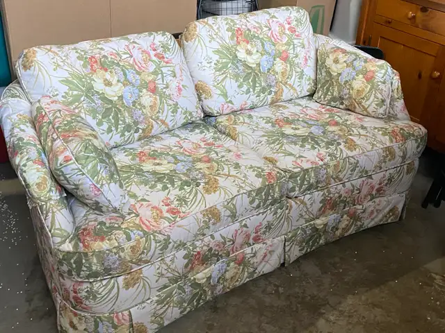 Beautiful Solid Construction Floral Couch in Couches & Futons in Peterborough - Image 4