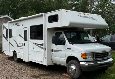 This 2007 Majestic Class C motorhome is ready for your next road trip adventure, featuring a reliabl...