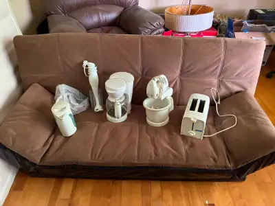 Sofa-lit et fauteuil et électroménager, View more