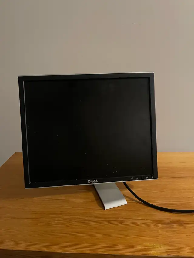 Dell 17-inch Monitor in Monitors in Ottawa - Image 3