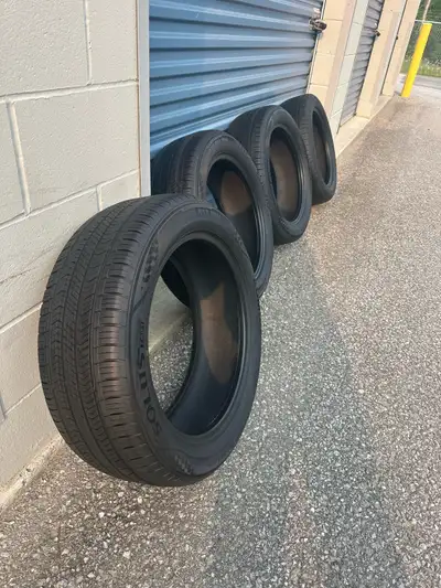 NEAR NEW! Set of four 215/55R18 95V Kumho Solus TA51a all season tires. no plugs or patches, and nea...