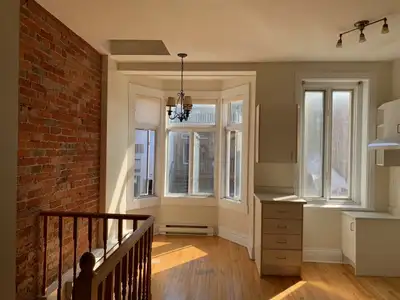 Deux chambres à coucher sur un 2ème étage extrêmement bien situé au cœur de Montcalm. Chaleureux et...