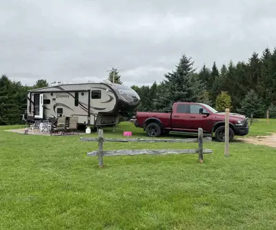 Je vends ma fifth wheel CRUSADER 2013, une roulotte spacieuse. Cette fifth wheel usagée est en excel...