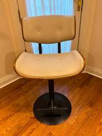 Swivel Adjustable Height Stool in great condition