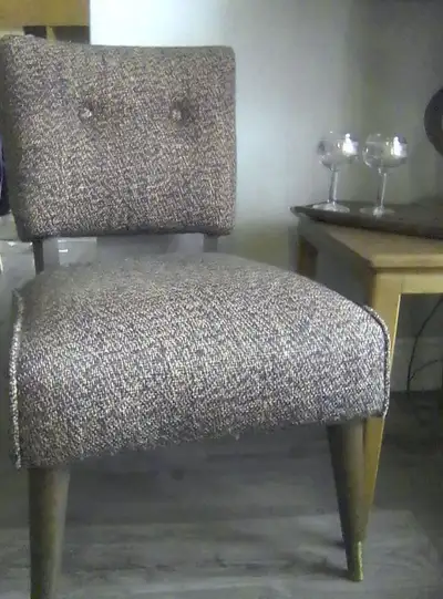 This is a beautiful slipper chair made by Kroehler, in excellent condition, from the 1950s. A wonder...