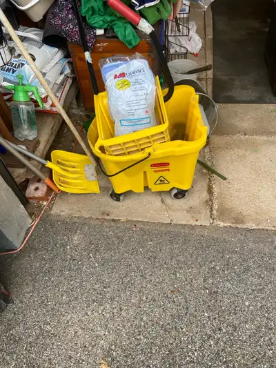 seaux et vadrouille, View more