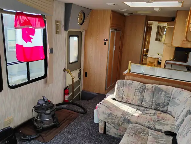 1995 Thor Residency Class A Gas 35’ Motorhome in RVs & Motorhomes in Charlottetown - Image 5