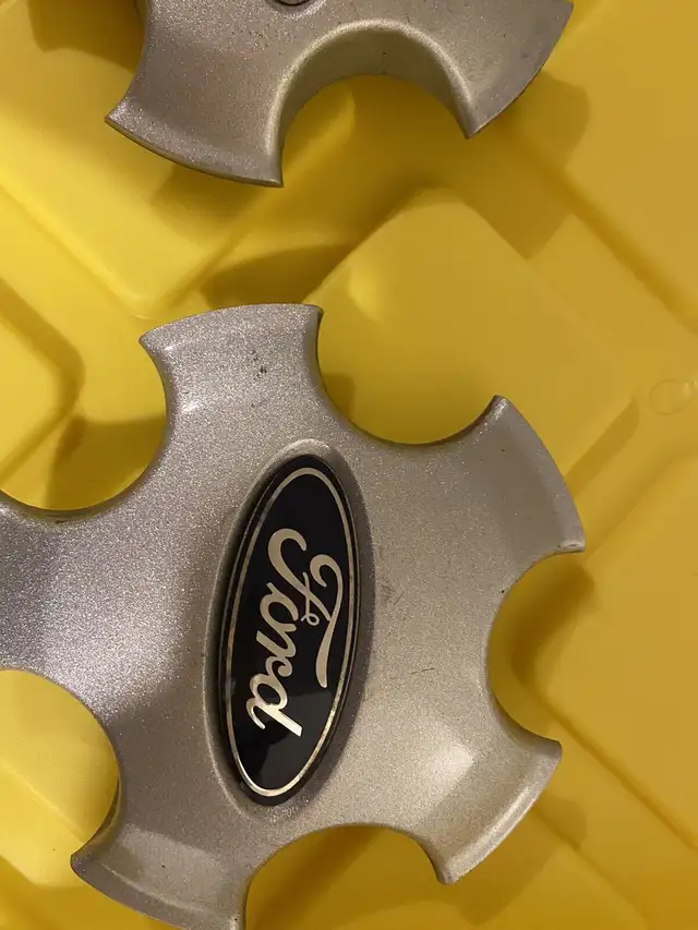 Ford centre caps 17 inch OEM Rim in Tires & Rims in Markham / York Region - Image 3