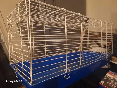 Grande cage pour animaux de compagnie avec base en plastique.Viens avec meuble blanc en mélamine ave...