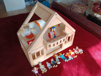 Maison Plan Toys avec personnages et meubles 