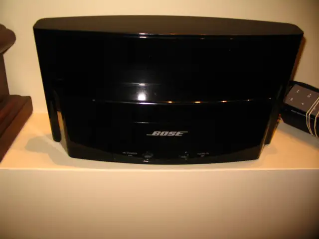 BOSE SOUND DOCK SERIES 3 in Stereo Systems & Home Theatre in Strathcona County - Image 4